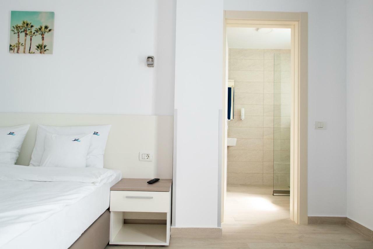 Zip Mamaia